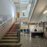 Accediamo ora all�atrio dell�istituto...